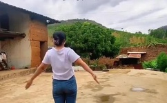 衣服一扯小兔子出来了